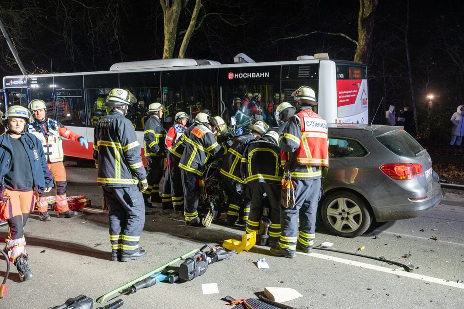 Eine Person wurde bei dem Unfall in ihrem Wagen eingeklemmt und musste aufwendig aus dem Auto geschnitten werden.
