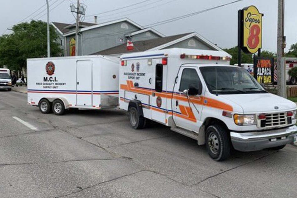 Einsatzkräfte vor dem Hotel in Kanada.