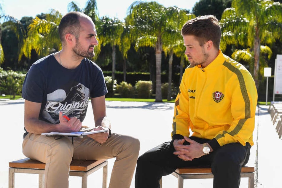 TAG24-Redakteur Tom Jacob beim Interview mit Patrick Möschl im Trainingslager in Belek.