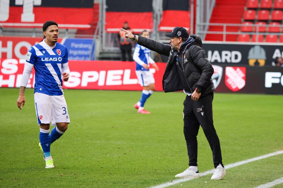 Pele Wollitz (60, r.) war trotz Punktgewinn in Ingolstadt nicht zufrieden, was auch an einem "falschen Wechsel" von ihm lag.