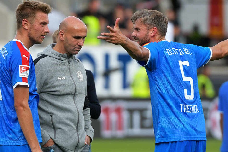 André Schubert (M.) wurde nach sieben Spielen als Trainer von Holstein Kiel entlassen.