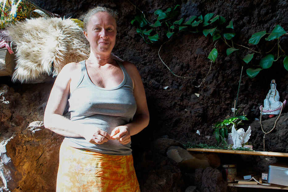 Gabriella (44) hat es sich in ihrer Höhle auf La Palma gemütlich gemacht. Auf der Kanareninsel lebt sie in einer schwer zugänglichen Schlucht mit anderen Aussteigern.