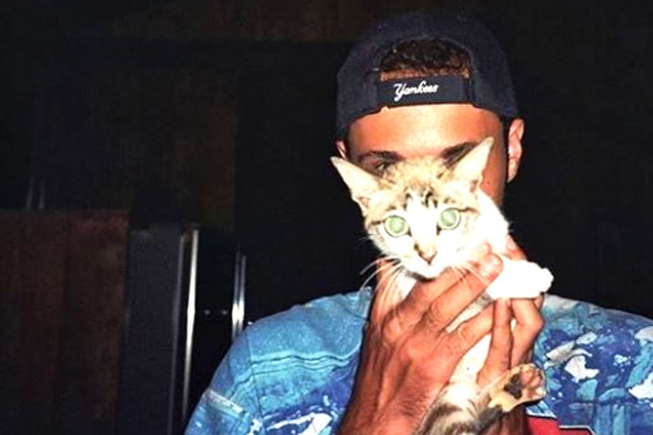 Braun gebrannt zeigt sich Cro (28) auf seinem neuesten Instagram-Foto. Das Kätzchen verdeckt aber - wie sonst die Maske - sein Gesicht.