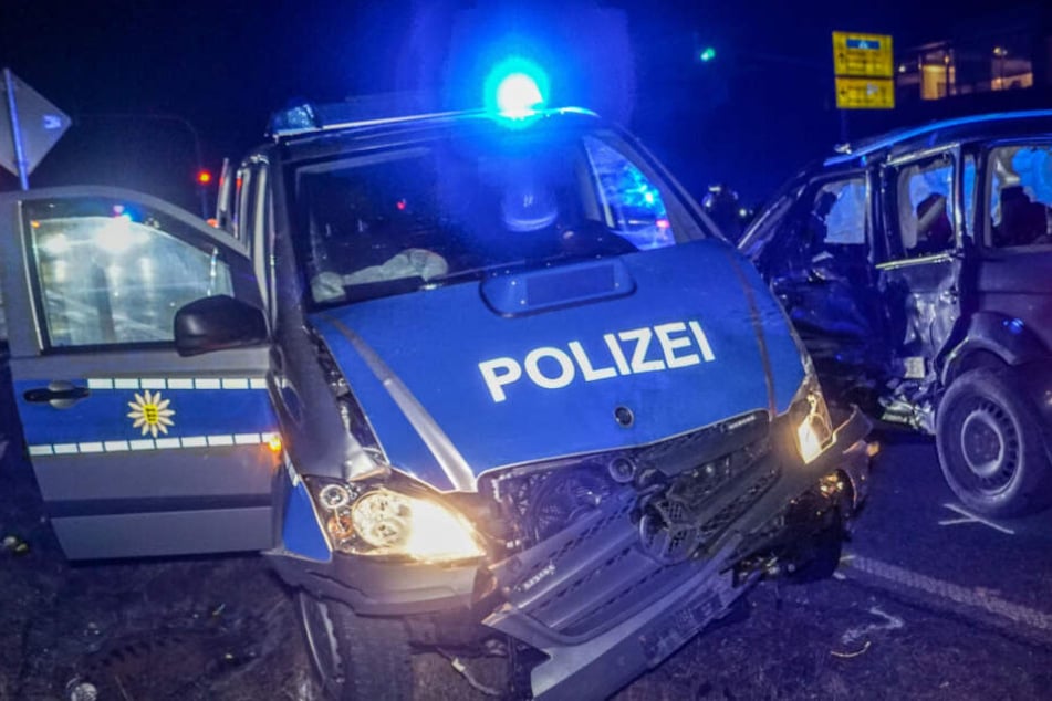 Die beiden Autos wurden bei dem Unfall stark beschädigt.