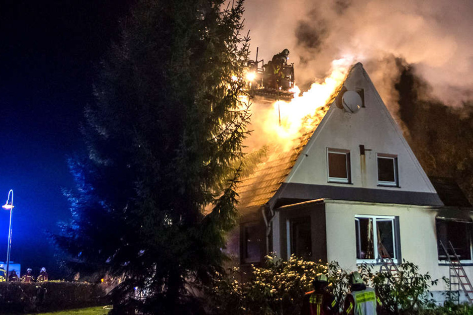 Das Feuer breitete sich schnell bis zum Dach aus.