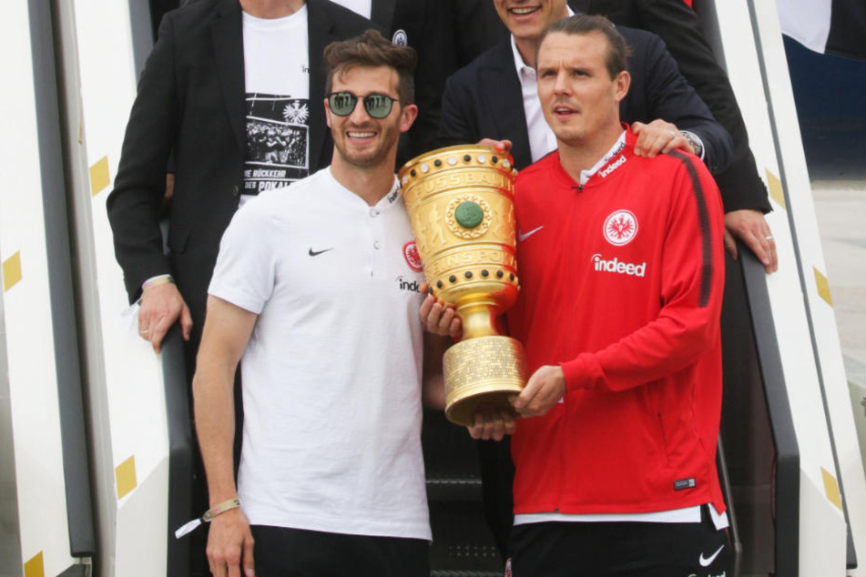Stürmer Alexander Meier mit dem DFB-Pokal (r.), neben ihm steht Abwehrspieler David Abraham.