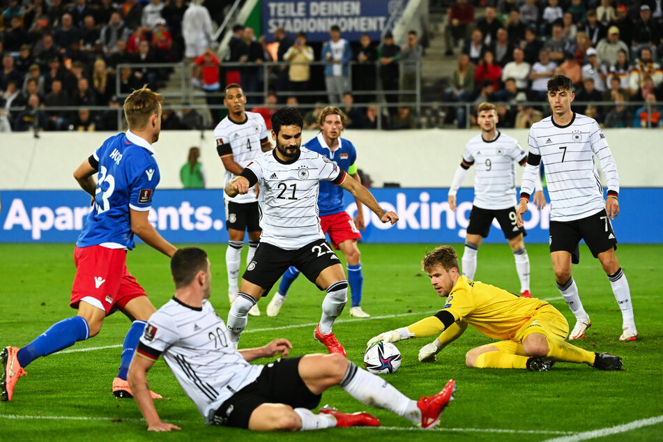 Liechtensteins Torwart Benjamin Büchel (2.v.r.) war für sein Team ein weitestgehend sicherer Rückhalt.