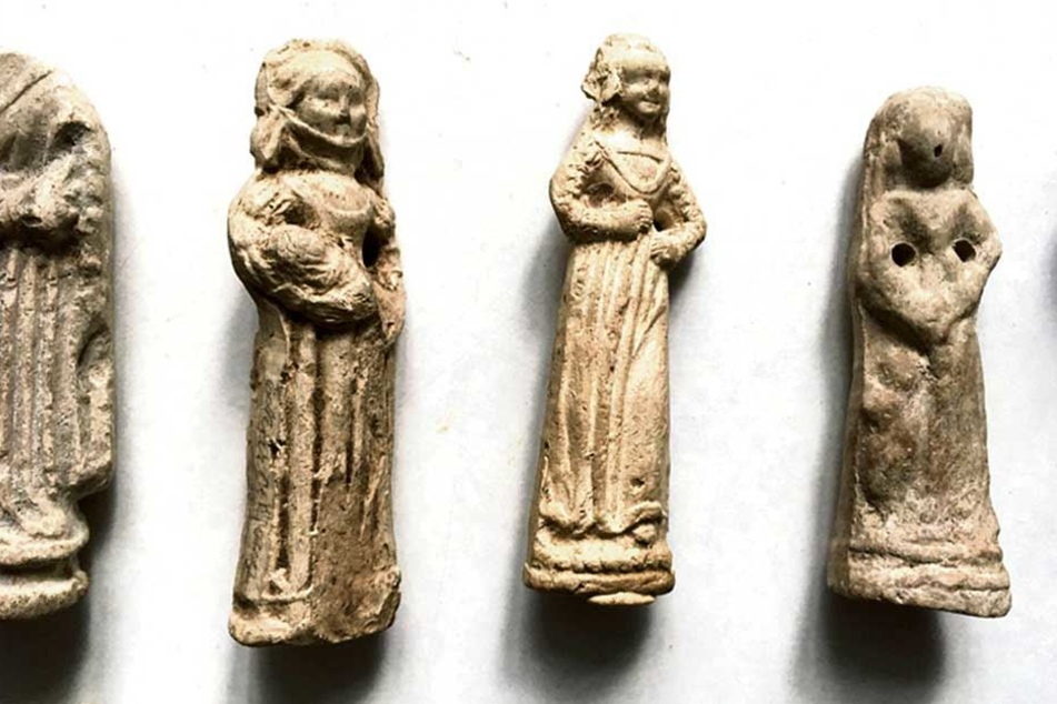 Verschiedene Frauen-Figuren mit und ohne Kind. Manche dienten als Glücksbringer, andere sind Vorläufer von Puppen.
