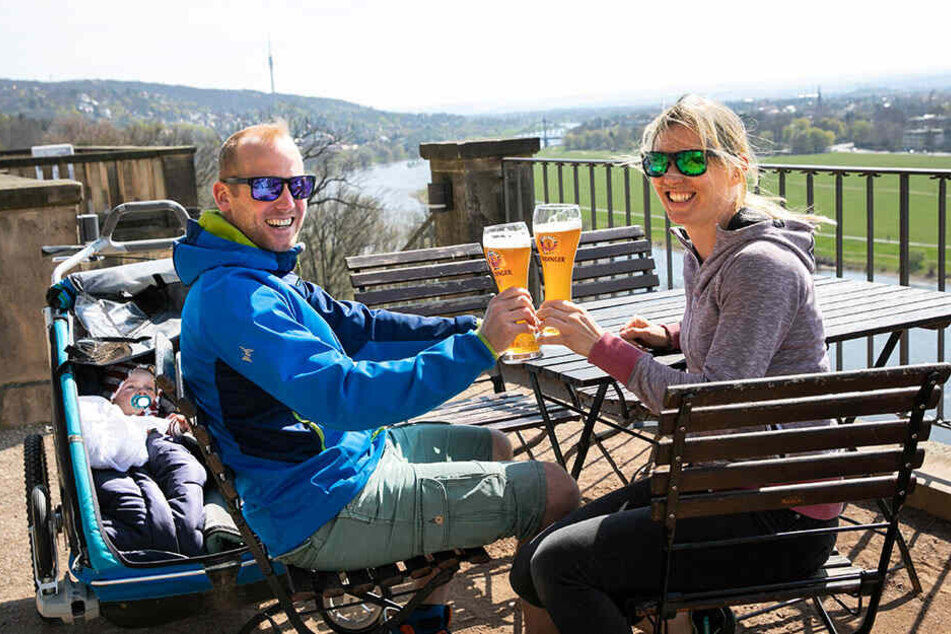 Frederik und Ina aus Soest stoßen auf der Lingnerterrasse auf das schöne Wetter an.