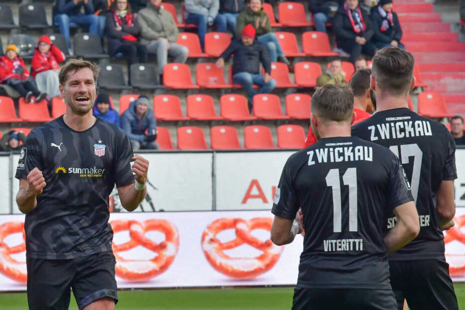 FSV-Spieler Ronny "King" König ballt nach seinem Tor in Ingolstadt die Fäuste.