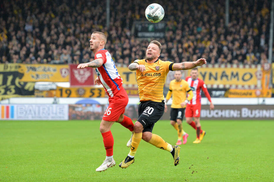 Patrick Ebert im Zweikampf mit Heidenheims Niklas Dorsch.