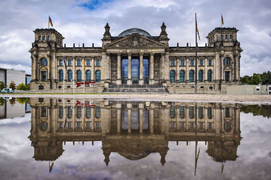 Der Berliner Reichstag ist der Sitz des Bundestags. Dort werden die Weichen für die Rentenpolitik gestellt.