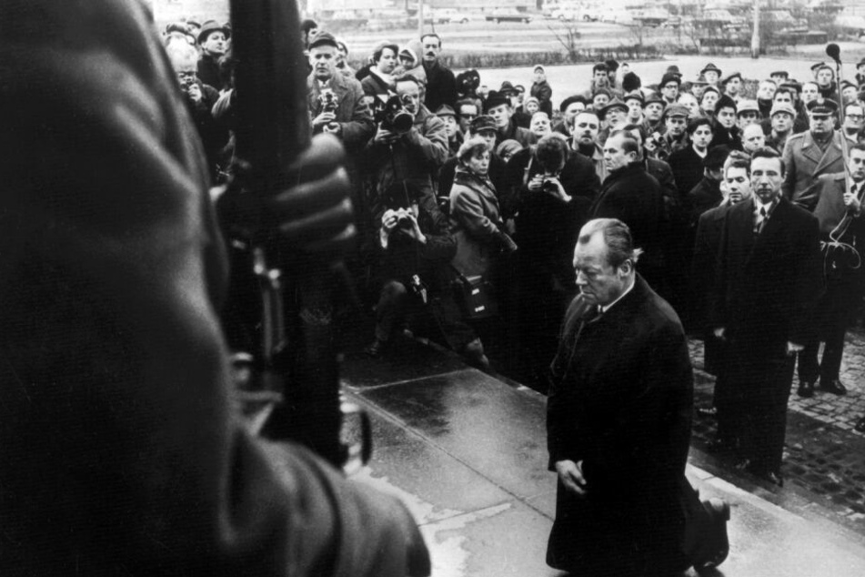 Bundeskanzler Willy Brandt kniet am 7.12.1970 vor dem Mahnmal im einstigen jüdischen Ghetto in Warschau, das den Helden des Ghetto-Aufstandes vom April 1943 gewidmet ist.