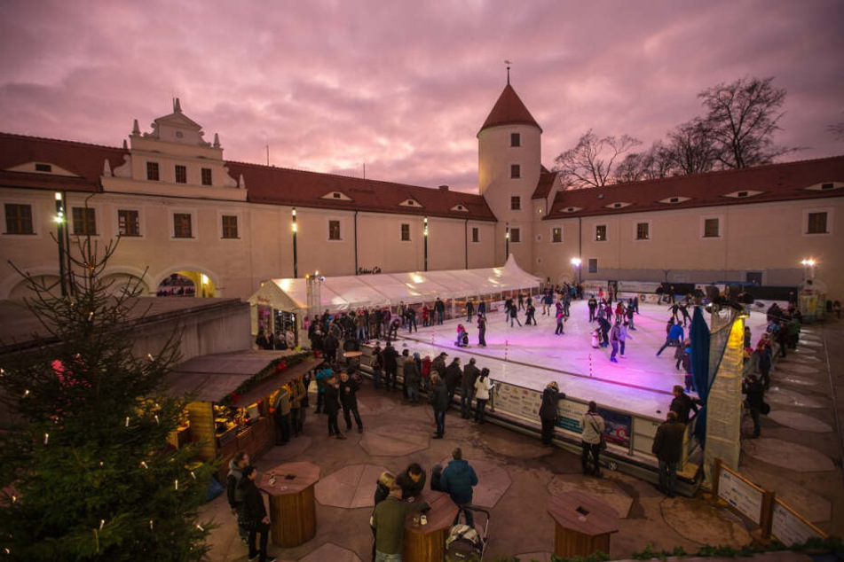Ab 20. November ist Schlittschuhlaufen im Hof von Schloss Freudenstein möglich.