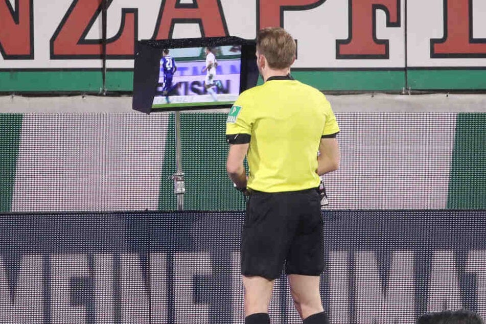 Schiedsrichter Sven Waschitzki schaute sich die Foulszene an und entschied dann auf Platzverweis.