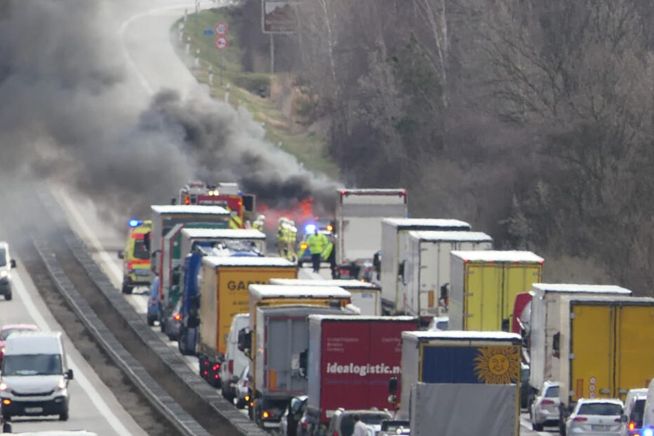 A14 dicht: Wagen steht auf Autobahn in Flammen