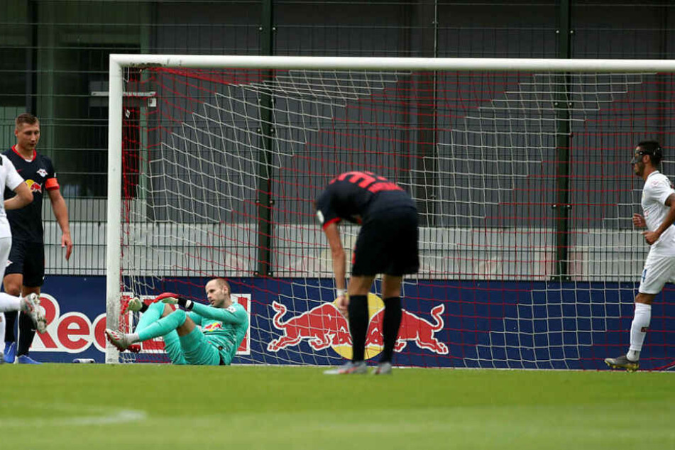 Niedergeschlagen nehmen Willi Orban, Keeper Péter Gulácsi und Fabrice Hartmann das 0:1 hin. Es kam aber noch viel schlimmer.