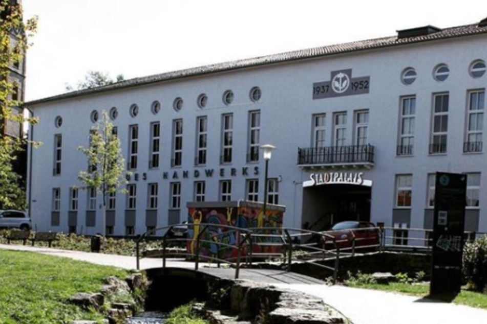 Vor dem Stadtpalais hat der Angeklagte um sich geschossen.