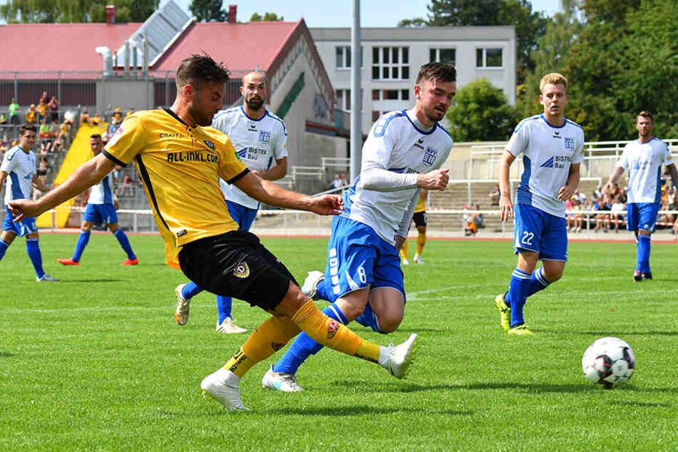Niklas Kreuzer (l.) ist bekannt für seine schnellen Dribblings und scharfen Hereingaben. Das soll er bei Dynamo auch zukünftig unter Beweis stellen.