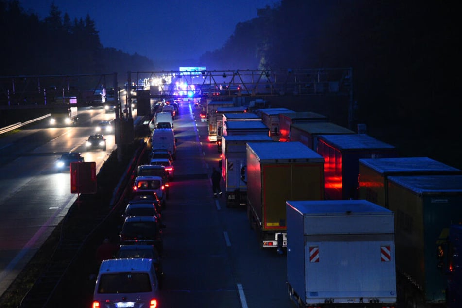Ein Lkw verlor nach einem Unfall seine Ladung und verstreute sie auf der Fahrbahn.