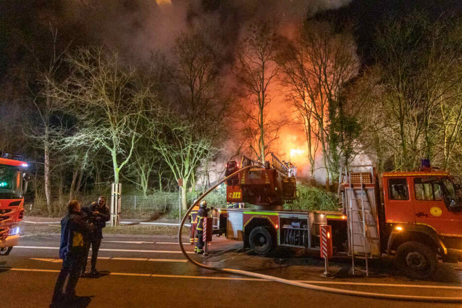 Bereits von der Straße aus war das Feuer zu sehen.