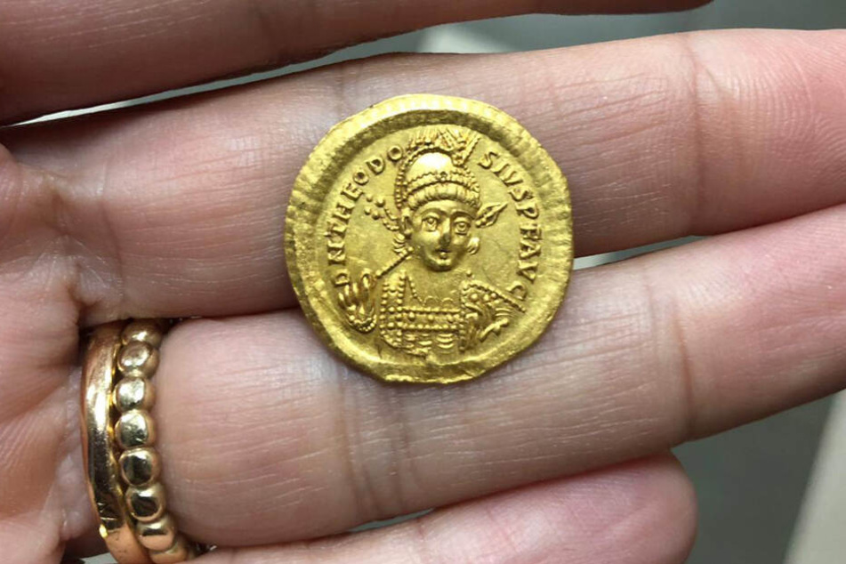 Der byzantinische Kaiser Theodosius II. ist auf einer Seite der byzantinischen Goldmünze zu sehen, die zwischen 420 und 423 nach Christi Geburt unter Kaiser Theodosius II. in Konstantinopel (dem heutigen Istanbul) geprägt worden ist.