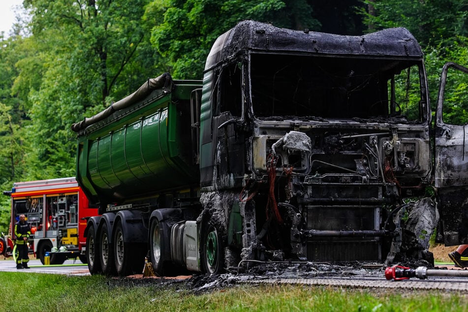 Vermutlich wegen eines technischen Defekts hat die Zugmaschine Feuer gefangen und ist anschließend komplett ausgebrannt.
