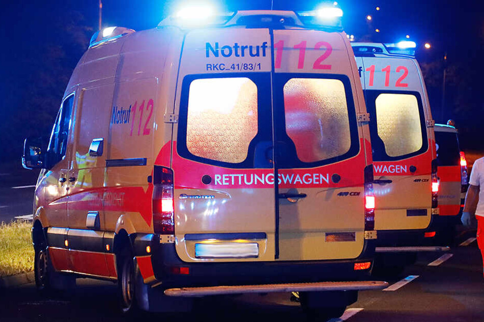 Die beiden Polizisten mussten im Krankenhaus behandelt werden. (Symbolbild)
