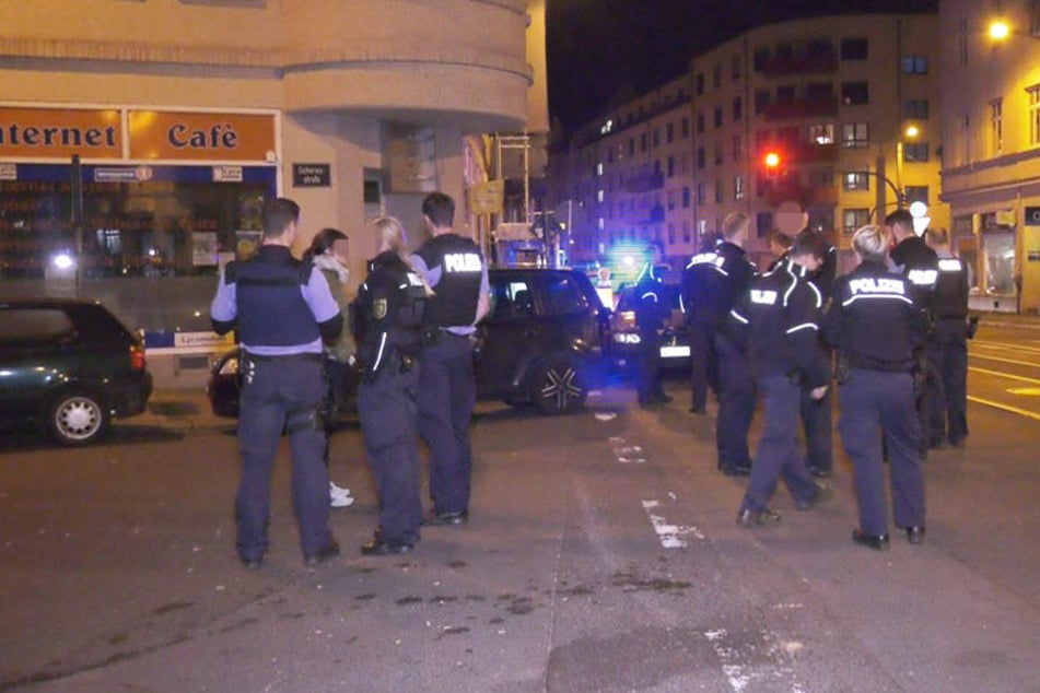 Als die Polizei vor Ort eintraf, flüchteten zahlreiche Personen aus der Shishabar.