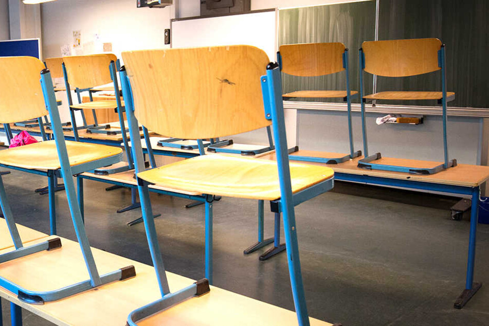 In einem leeren Klassenzimmer und im Auto hatte eine Pädagogin Geschlechtsverkehr mit einem Teenie.