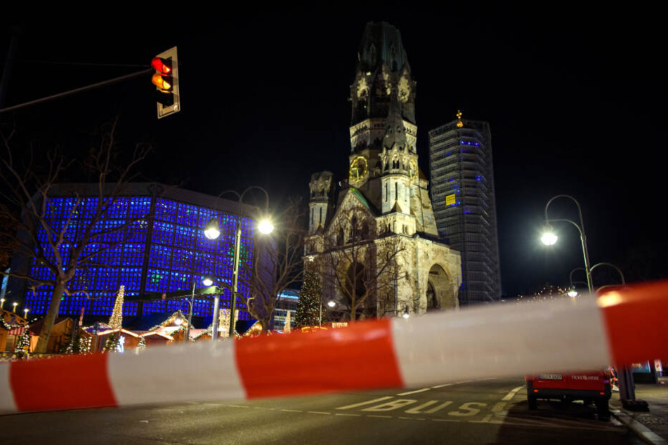 Nach Hinweisen auf einen möglicherweise verdächtigen Gegenstand hat die Polizei am Samstagabend den Berliner Weihnachtsmarkt an der Gedächtniskirche geräumt.