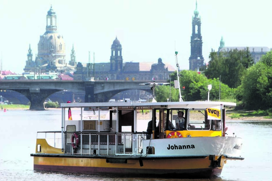 1996 wurde die Fährverbindung zwischen Pieschen und dem Ostragehege eingestellt. 2001 fuhr ausnahmsweise eine Fähre (F.) zum Kirchentag.