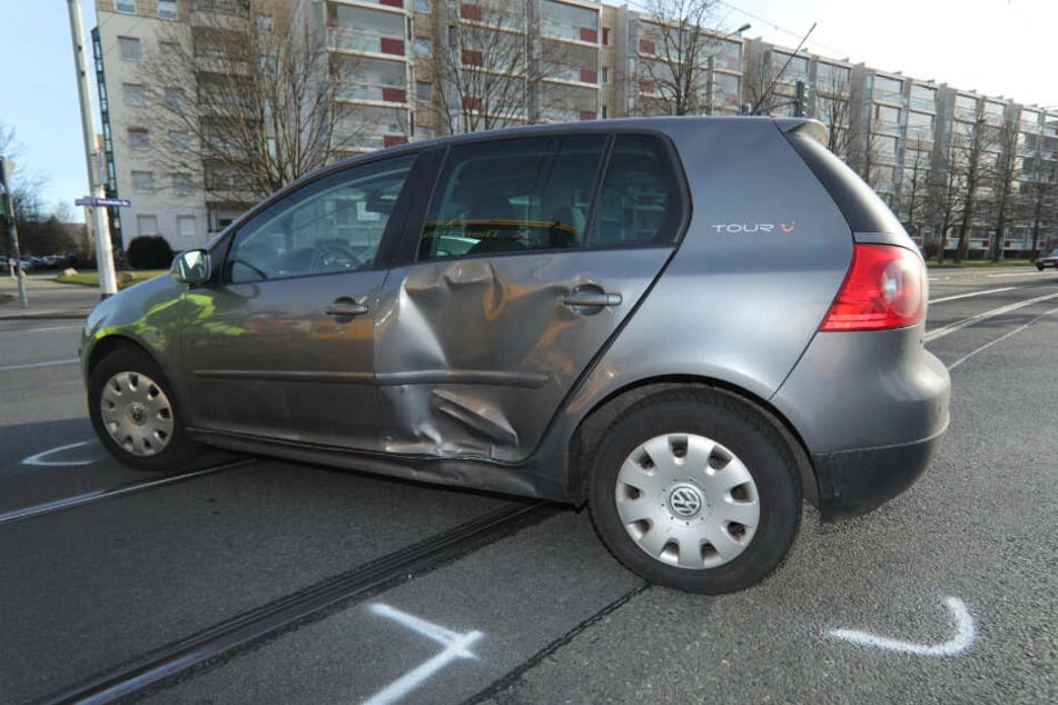 Der Schaden am VW Golf ist deutlich zu sehen.