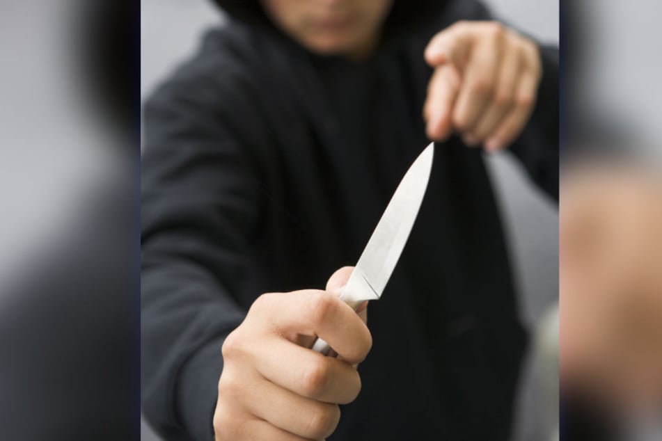 Die Jungen bedrohten den Mann mit Küchenmessern. (Symbolbild)