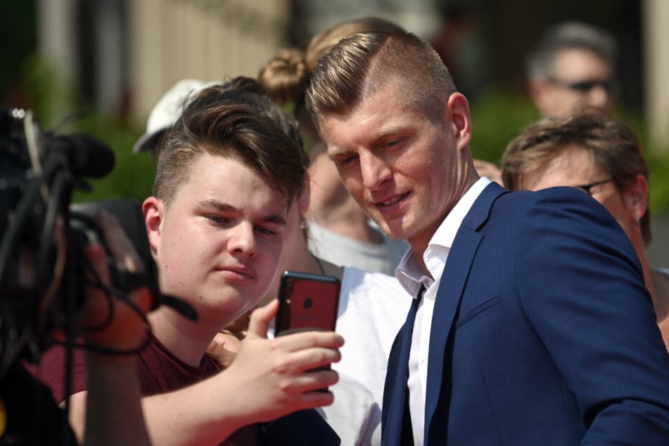 Ein Fan macht ein Selfie mit Toni Kroos.