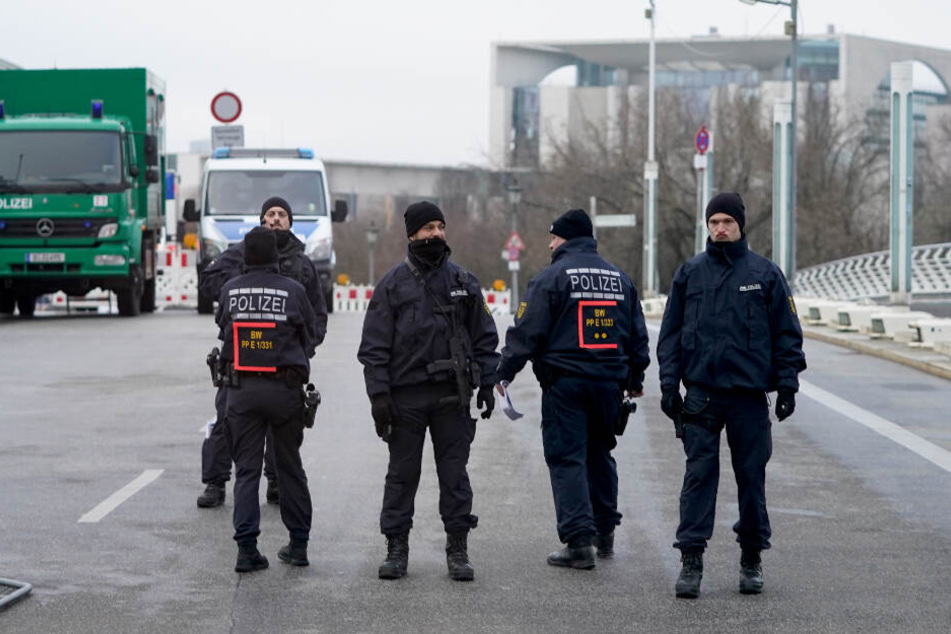 Polizeibeamte sichern das Regierungsviertel und das Bundeskanzleramt während der Libyen-Konferenz.