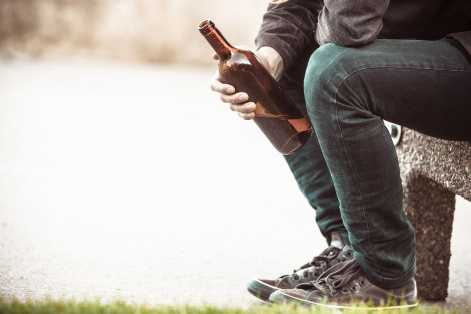 Der Mann wollte unbedingt an die Bierflasche kommen und griff zu brutalen Mitteln. (Symbolbild)