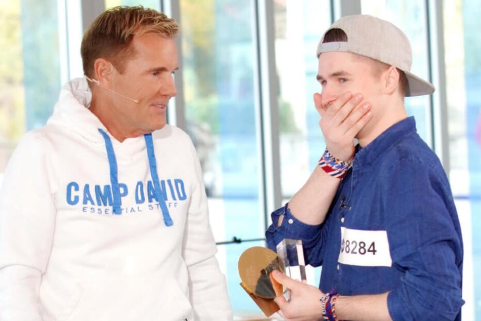Dieter Bohlen überreichte Kandidat Taylor Luc Jacobs im Casting die Goldene CD.