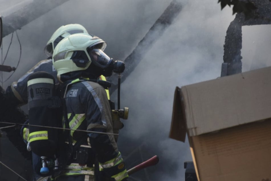 Die Kameraden der Feuerwehr rückten den Flammen unter schwerem Atemschutz auf die Pelle.