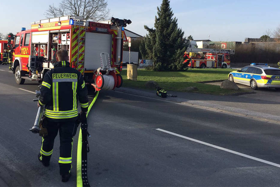 Die Straße wurde von der Feuerwehr komplett blockiert.