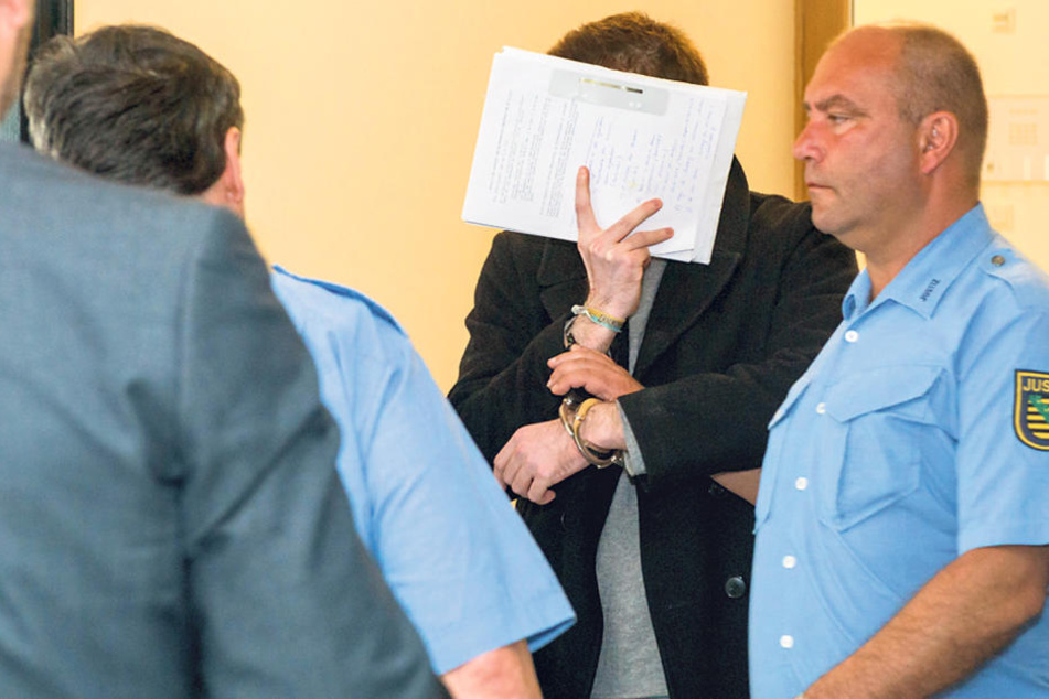 Tibor S. (27) wurde aus der U-Haft in den Gerichtssaal gebracht.