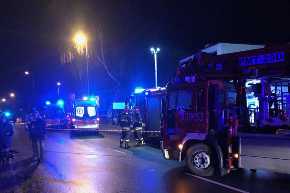 Die Einsatzkräfte schilderten dramatische Szenen. "Die Feuerwehrleute mussten spezielle Ausrüstung und viel Körperkraft aufwenden, um ins Innere zu gelangen."