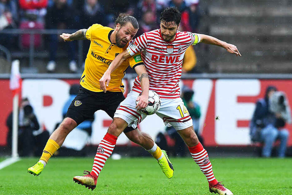 Dynamos Leader Patrick Ebert (l.) beim Hinspiel im Duell mit Kölns Kapitän Jonas Hector.