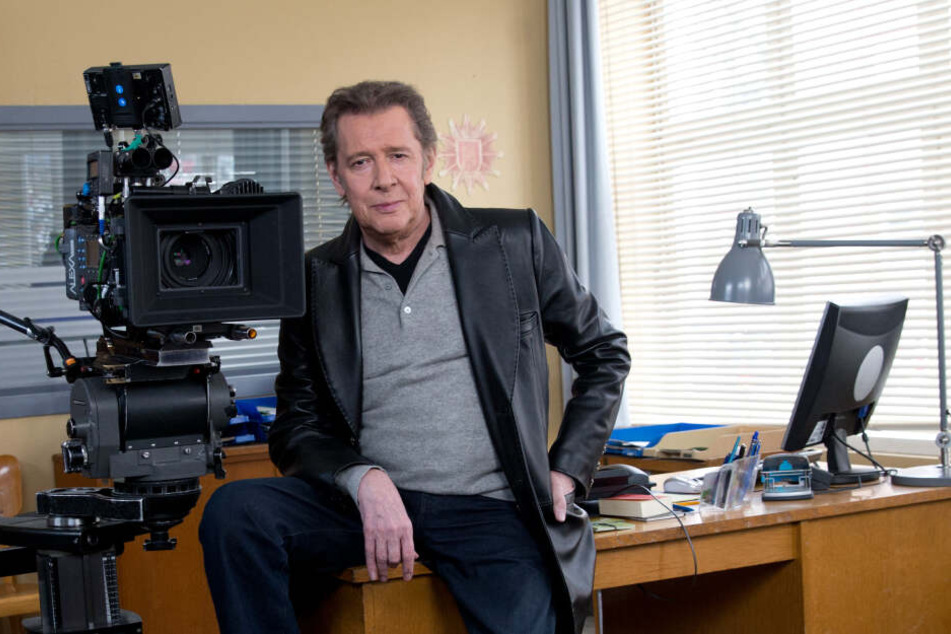 Der Schauspieler Jan Fedder sitzt bei Dreharbeiten zur ARD-Serie "Großstadtrevier" am Set.