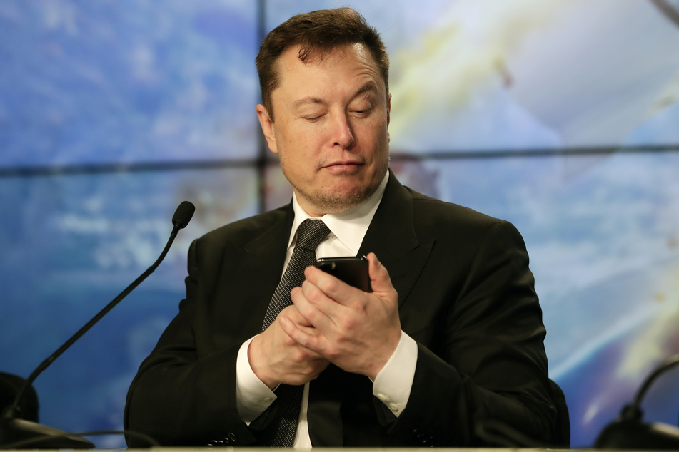 Elon Musk (49) hat sich auf Twitter mal wieder einen Scherz erlaubt und behauptet, er sei nicht von dieser Welt.