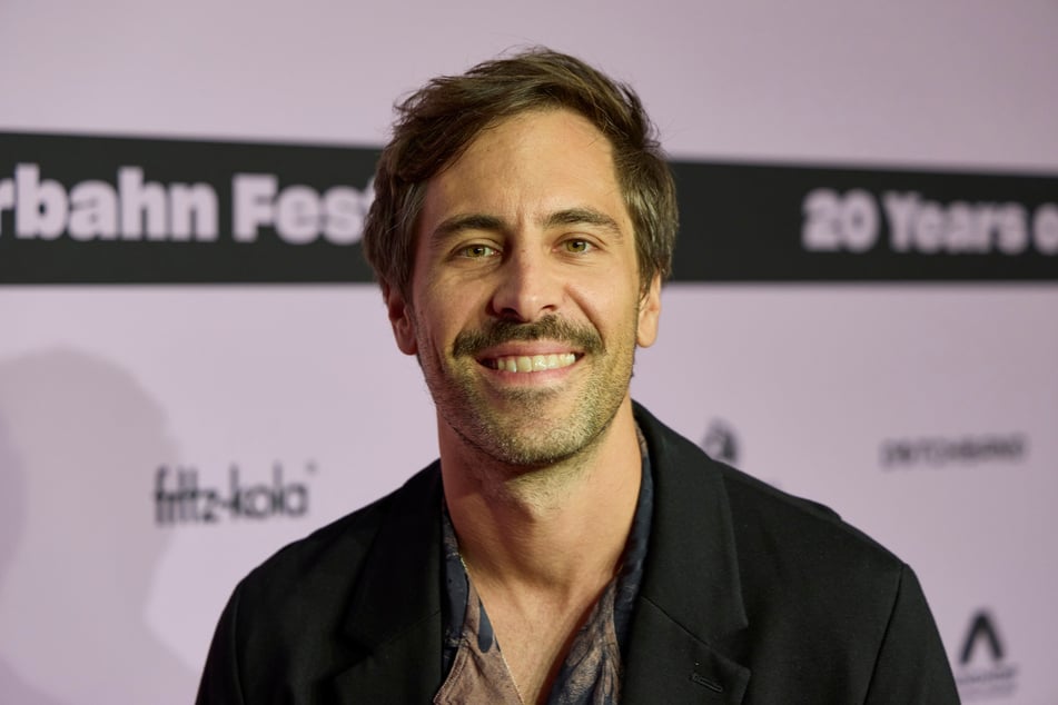 Max Giesinger (37) hat ausgerechnet im Wellnessurlaub eine schmerzhafte Begegnung mit einer Kuh.