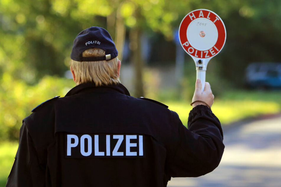 Die Polizisten hielten den Großvater an. (Symbolbild)