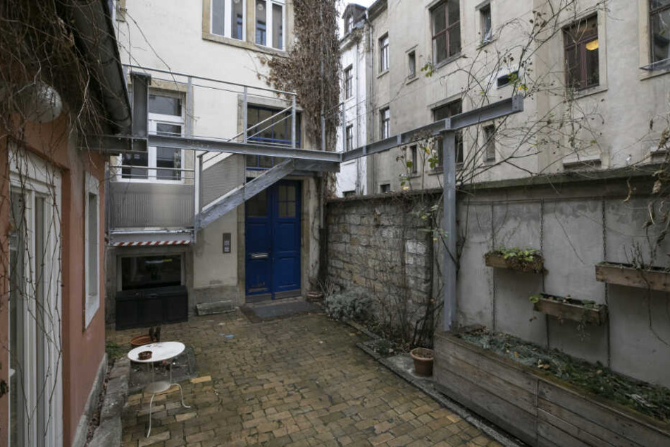 Vorm Fenster ein Stahlträger, im ohnehin kleinen Hof unnütze Verbauung. Die Mieter an der Martin-Luther-Straße müssen einiges aushalten.