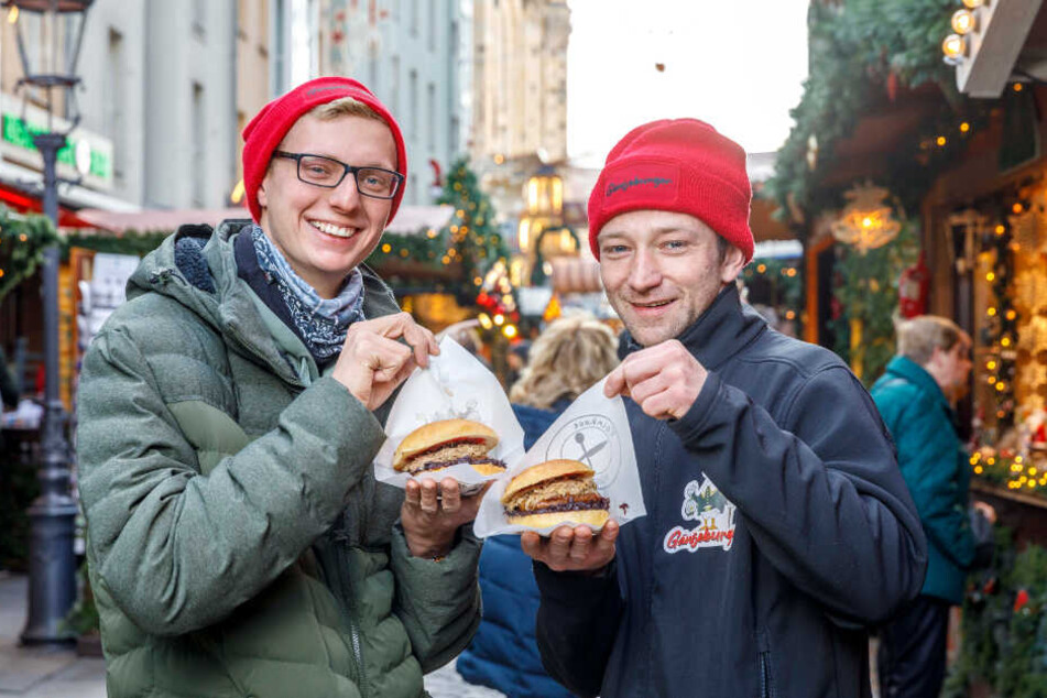 Gleich beißen sie in ihren "Gänseburger": Julian Lorenz (21, l.) und sein Mitarbeiter Christoph Poser (33) vor ihrer Hütte in der Münzgasse.
