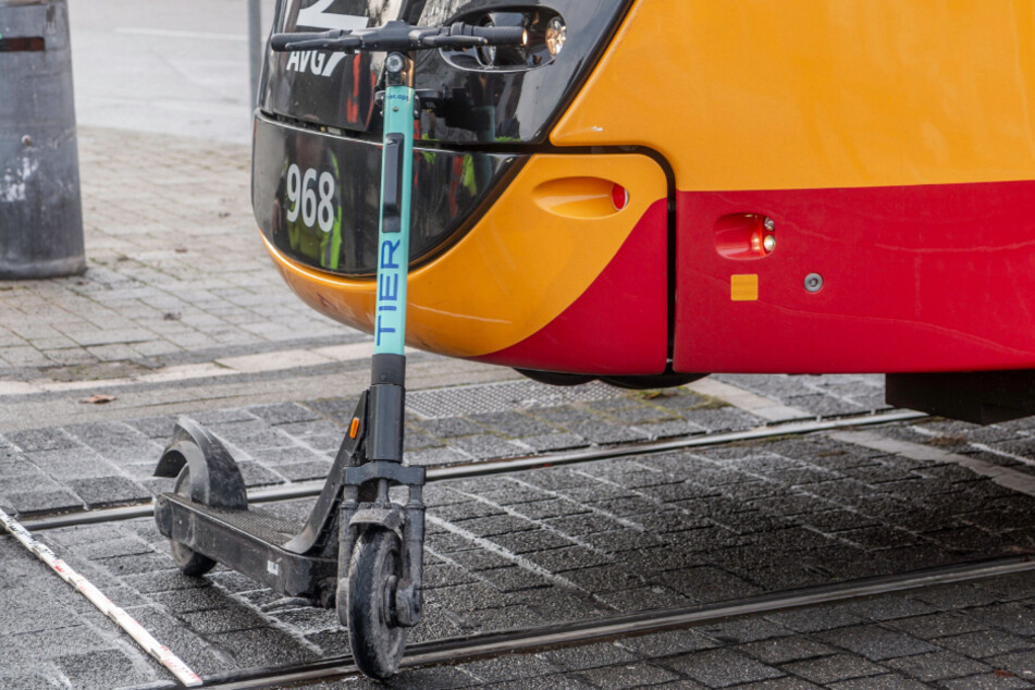Mit diesem E-Scooter wurde der Fahrer von einer Straßenbahn erfasst.
